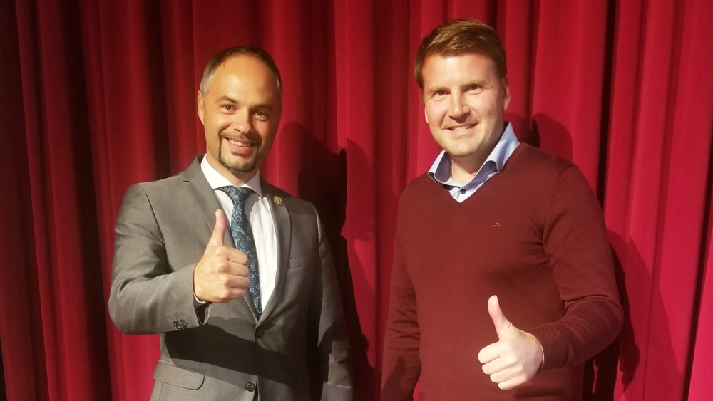 Coach Bernhard Wagner trifft auf CEO von Sanuslife Ewald Rieder.