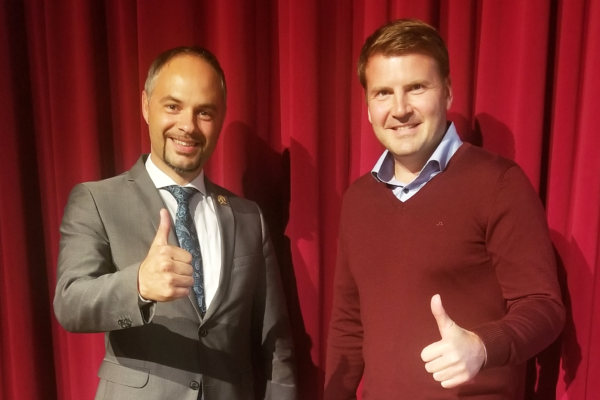 Coach Bernhard Wagner trifft auf CEO von Sanuslife Ewald Rieder.